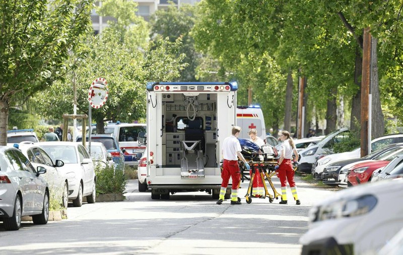Ce spune mama unuia dintre cei doi români răniți în atacul din Austria: „Dumnezeu a făcut o minune”. Băiatul a fost operat de urgență
