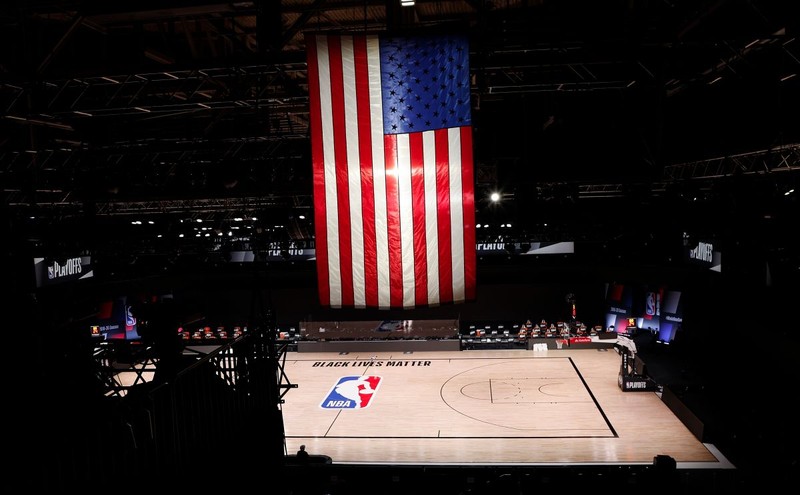 Arena din Kissimmee, Florida, goală, pe 26 august 2020, când ar fi trebuit să aibă loc partida dintre Milwaukee Bucks și Orlando Magic. Judecătorii au ales neprezentarea ca formă de protest față de împușcarea unui tânăr de culoare, Jacob Blake, de către poliție | Foto: EPA