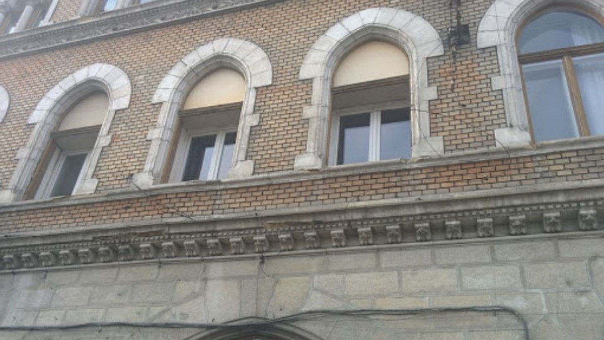 Termopane pe fațada unui palat istoric din Cluj