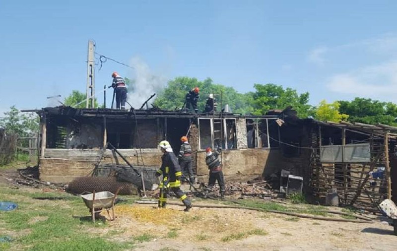 Zece fraţi din Giurgiu au rămas pe drumuri, după ce casa le-a ars în întregime