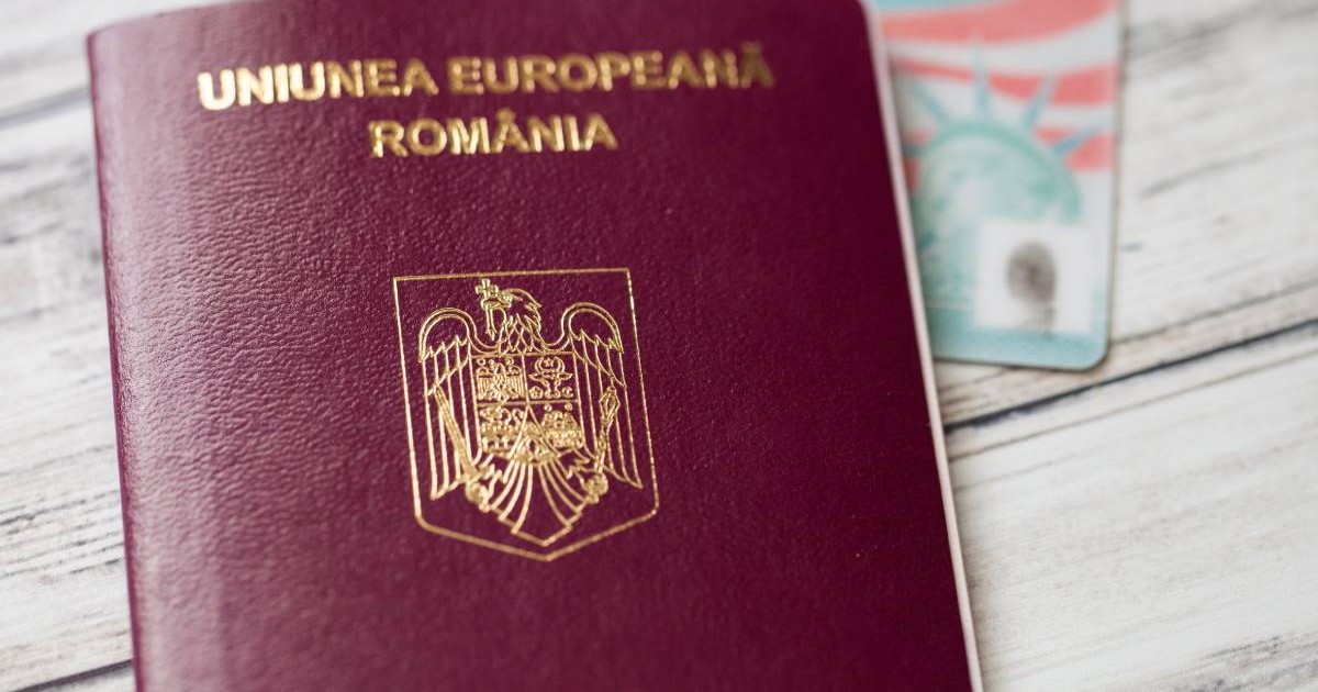 pasaport romanesc pe fundal card american de rezidenta