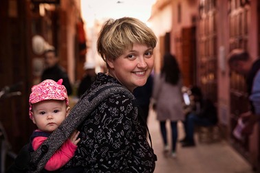 Fotografa Mihaela Noroc, alături de fiica sa, Natalia, împreună cu care a călătorit, în ultimii doi ani, pentru a face fotografii pentru a doua parte a Atlasului frumuseții. Foto: Facebook