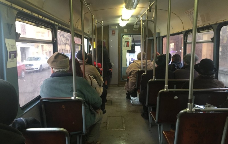 Plouă în tramvaie la Timișoara. Garniturile scorojite circulă pe șine, iar cele noi stau în depou/FOTO