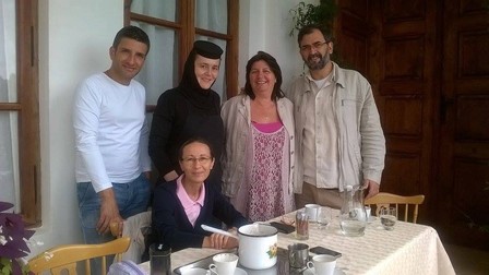 Silviu Biriș (stânga) împreună cu Magdan Catone (a treia din stânga) în vizită la mânăstiri