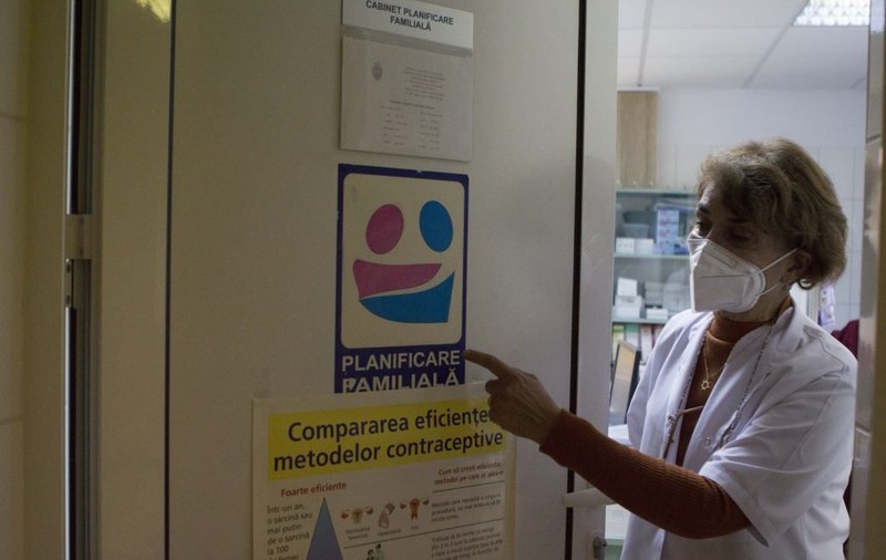 „Ne-au tras pe linie moartă”. Cât îi pasă statului român de cabinetele pentru planificare familială