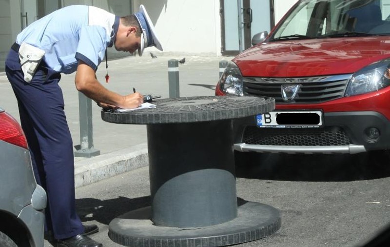 Ce l-a dus mintea! UN POLIŢIST SCRIE AMENDA pe un SUPORT DE CABLURI! 