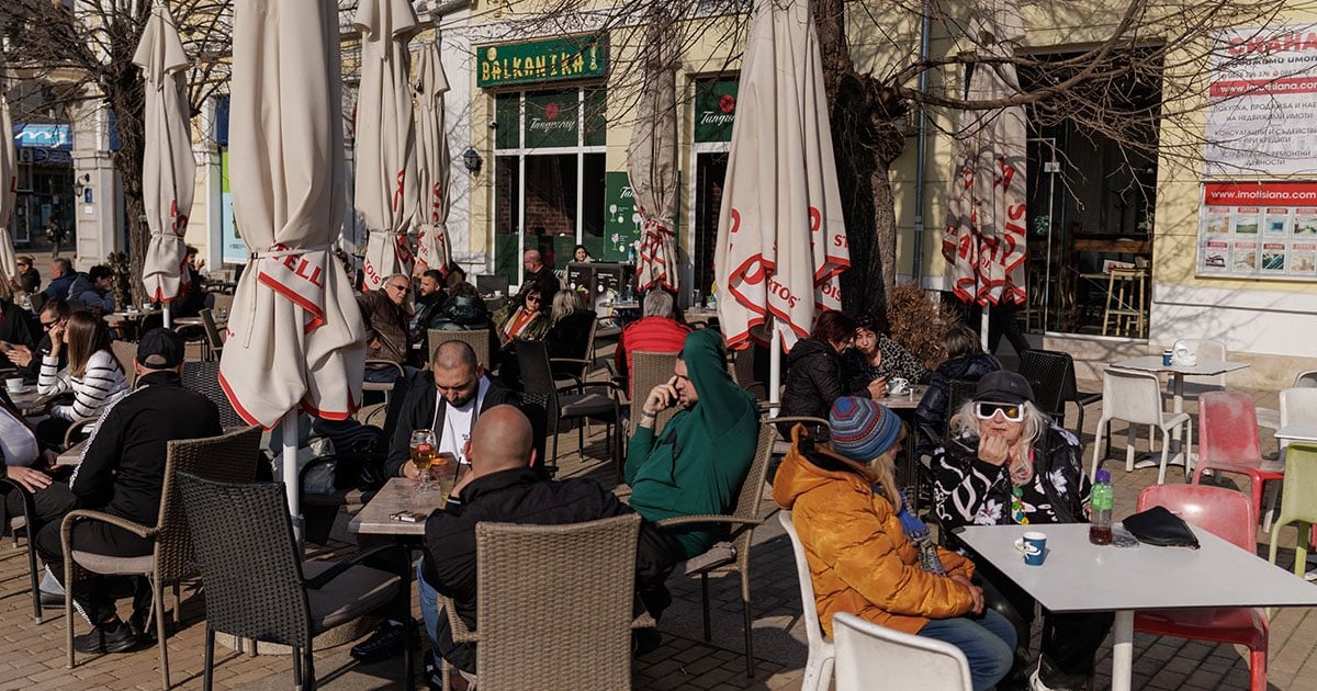 Oameni asezati la mese la o terasa din Ruse, Bulgaria