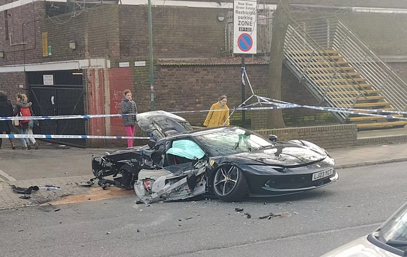 Ferrari de 300.000 de euro distrus într-un accident cu un Mercedes, pe o stradă din Londra. VIDEO