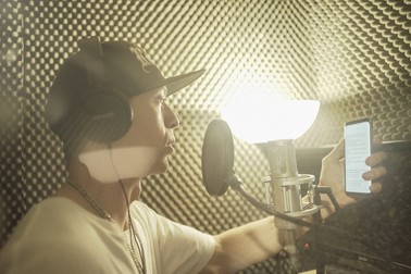 Maxi, într-un studio de înregistrări din Valencia
