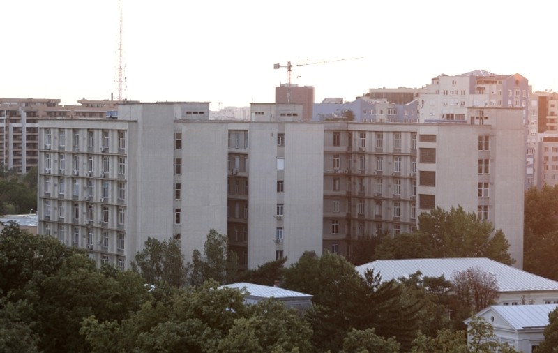 DIN ACEASTĂ CLĂDIRE S-A ARUNCAT Costică Ştefănescu | FOTO