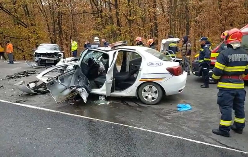 Mașină de poliție, implicată într-un accident pe un drum din Mehedinți. Agenții erau în misiune, iar unul dintre ei a fost rănit  | VIDEO