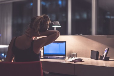 O consecință a folosirii constante a ecranelor este reprezentată de tulburările degenerative ale coloanei, cu precădere a celei cervicale. Foto: Shutterstock