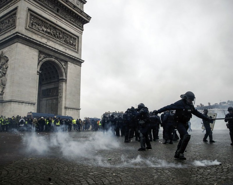 FOTO | Noi violențe la protestul vestelor galbene din Paris: tunuri cu apă, gaze lacrimogene și zeci de rețineri
