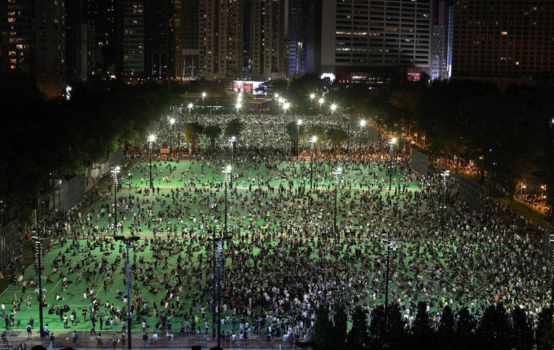 Poliţia din Hong Kong face arestări şi foloseşte spray lacrimogen împotriva participanților la comemorarea protestului din Piaţa Tiananmen