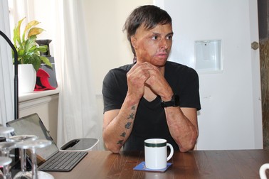 În bucătăria casei sale, Alexandru povestește despre noaptea incendiului de la Colectiv