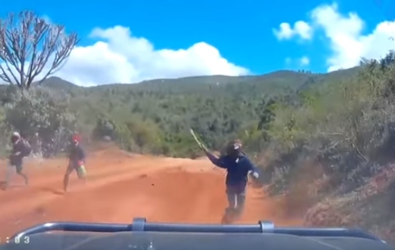VIDEO | Momente de groază pentru niște americani în Kenya. Au fost atacați cu macetele de niște hoți pe care i-au surprins furând!