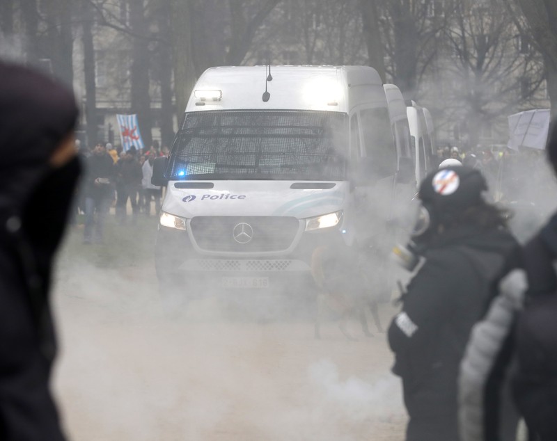 Proteste violente la Bruxelles, față de măsurile sanitare. Zeci de arestări în urma ciocnirilor dintre poliție și manifestanți