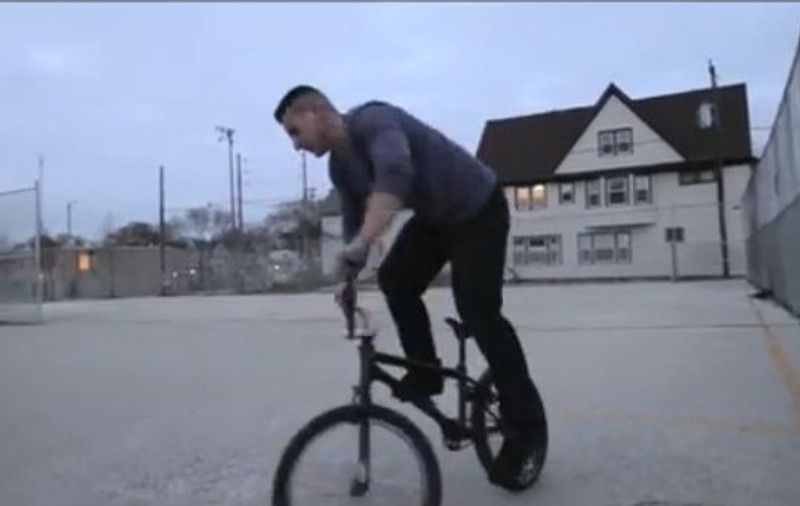 O să rămâi mut de uimire! Ce e în stare să facă un tip cu o simplă bicicletă! | VIDEO