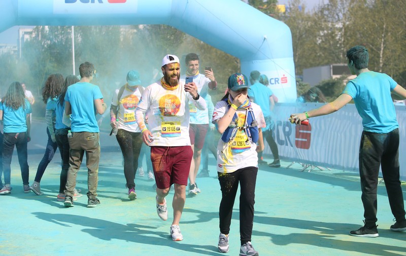 Vasile Maftei și Daniel Niculae, la Color Run. Și-au făcut poze cu telefonul, vopsiți din cap până-n picioare