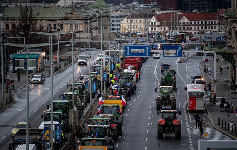Protest al fermierilor din Cehia față de politicile agricole ale UE. Tractoare, în centrul orașului Praga