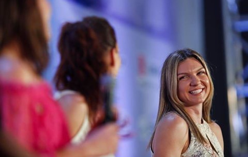 Aventura Simonei Halep la turneul de la Shenzhen în imagini. Afară a zâmbit, pe teren s-a chinuit / GALERIE FOTO & VIDEO