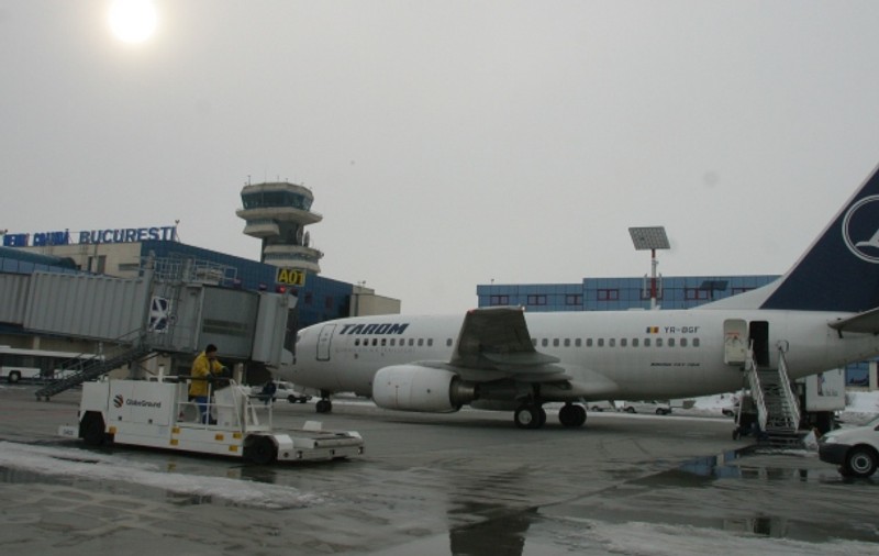 Un avion militar AN-26 a aterizat de urgenţă pe Aeroportul Otopeni