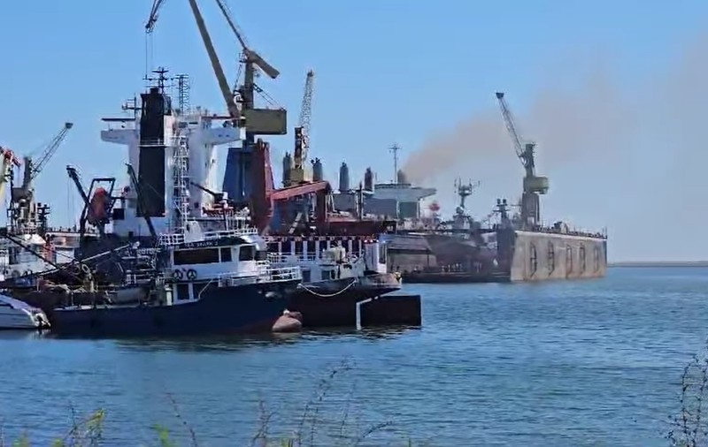 UPDATE: Patru oameni au murit pe vaporul care a luat foc în şantierul naval Midia. Cauza incendiului, necunoscută