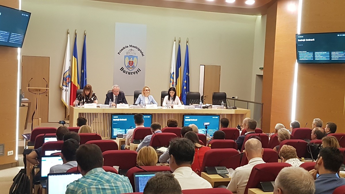 Consilierii generali ai municipiului București au aprobat în ședința de astăzi proiectul intitulat Programului multianual pentru accelerarea dezvoltării rețelelor edilitare de utilități publice din Municipiul București "Nicio stradă neasfaltată și fără utilități publice".