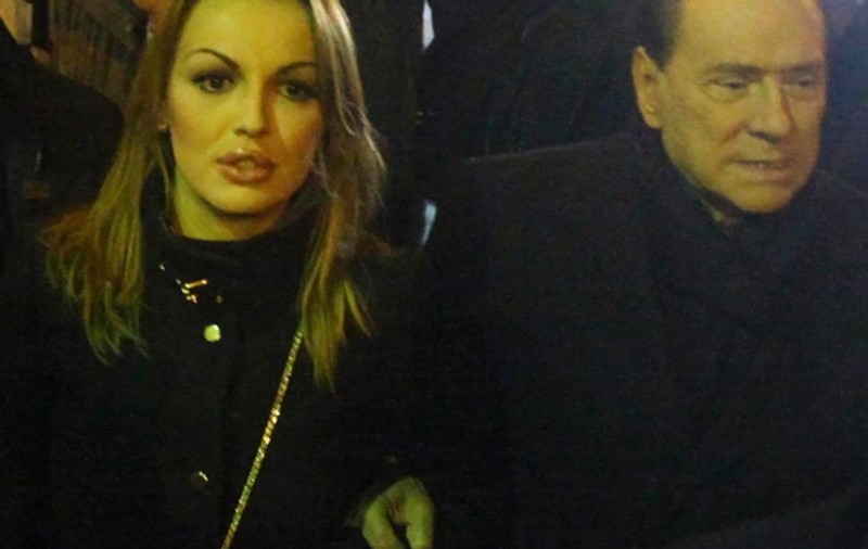Silvio Berlusconi şi-a tras iubită de 27 de ani