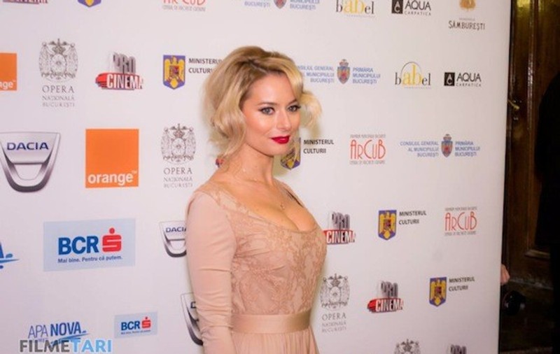 Iată ritualul de înfrumuseţare al Laurei Cosoi pentru Gala Gopo 2013. Nu-i aşa că a fost o apariţie hot?| FOTO