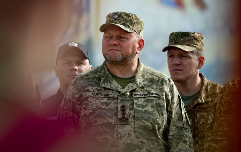 Comandantul armatei ucrainene îl critică dur pe Zelenski, pentru demiterea șefilor centrelor de recrutare militară: "Aceștia erau profesioniști"