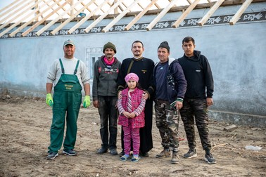 Iulica şi echipa de muncitori care-i renovează casa