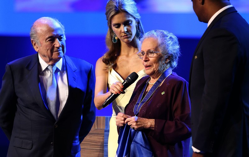 Sepp Blatter, vrăjit, din nou, de decolteul Fernandei Lima