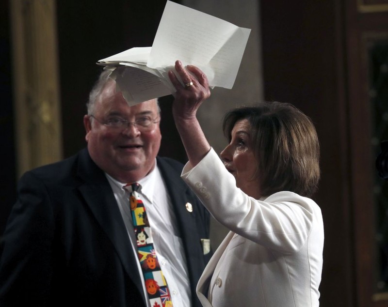 Momente fără precedent în Congresul SUA: Nancy Pelosi a rupt o copie a discursului ținut de Trump. Președintele a refuzat să dea mâna