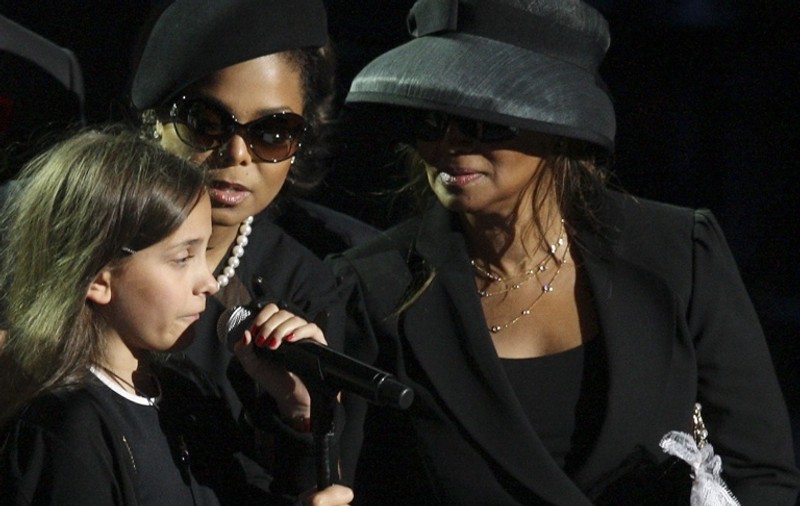 Rebbie Jackson va creşte copiii lui Michael 