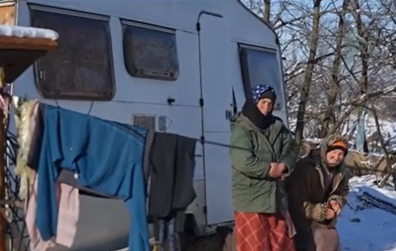O mamă și fiica ei stau de 10 ani într‑o rulotă fără căldură: cum reușesc să facă față gerului extrem