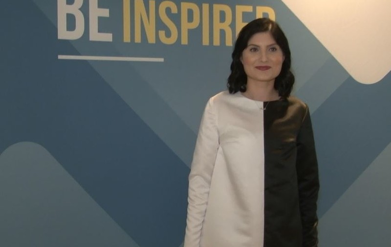 VIDEO/ Ana Maria Dârlă e consilier juridic ziua, iar noaptea face rochii