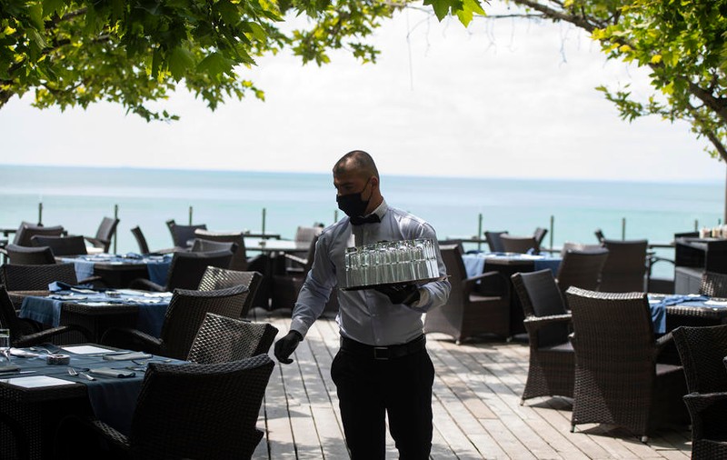 Ce se întâmplă cu restaurantele și hotelurile în care apar cazuri de coronavirus. Ce spune șeful ANSVSA
