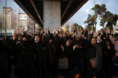 Femeile, în fruntea protestelor din Iran FOTO: EPA