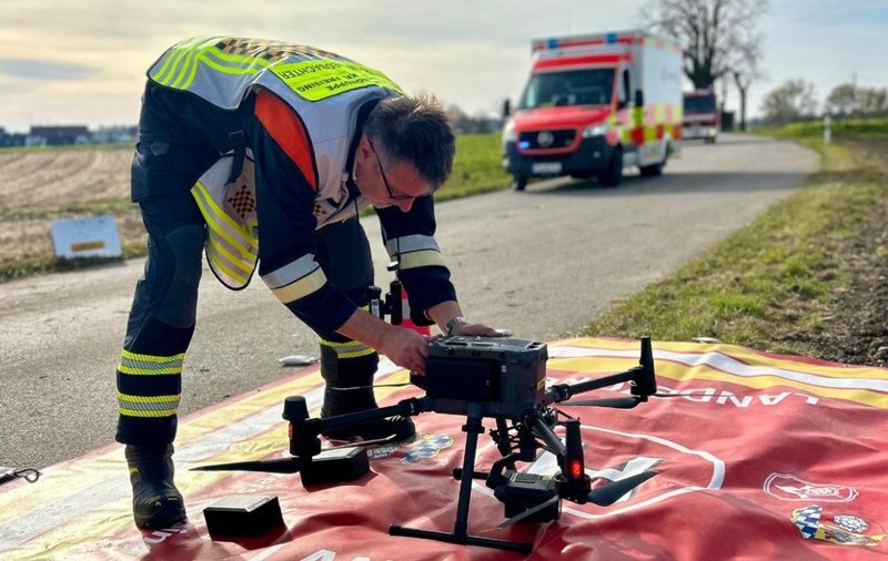 Șoferul unui Porsche rar răsturnat pe câmp și distrus a fost căutat ore în șir de 100 de salvatori și polițiști, în Germania