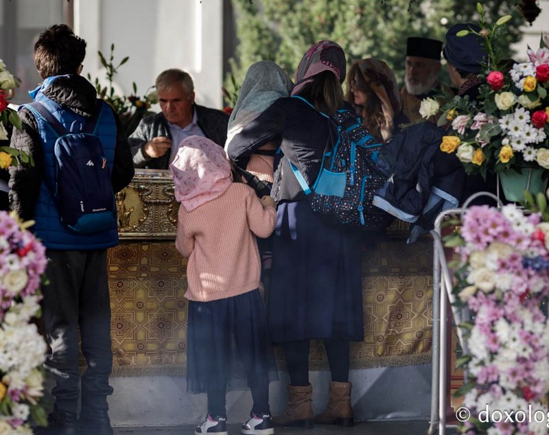 Cea mai mare Liturghie ținută în Moldova, la Iași: 35.000 de oameni s-au rugat Sfintei Parascheva, alți 46.000 stăteau la coadă pentru a ajunge la moaște