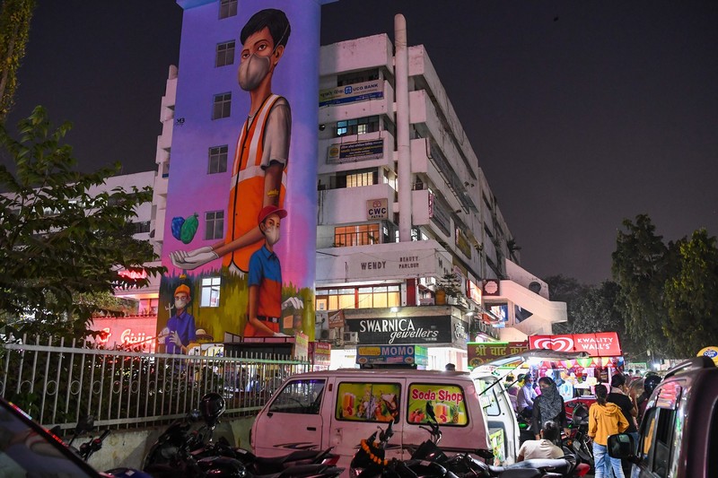 Un grafitti uriaș în Patna îndeamnă locuitorii să poarte mască. Foto: Profimedia