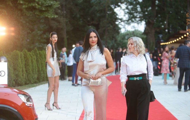 Lavinia Pîrva, în costum de baie la piscină. Soția lui Ștefan Bănică Jr. a încins atmosfera