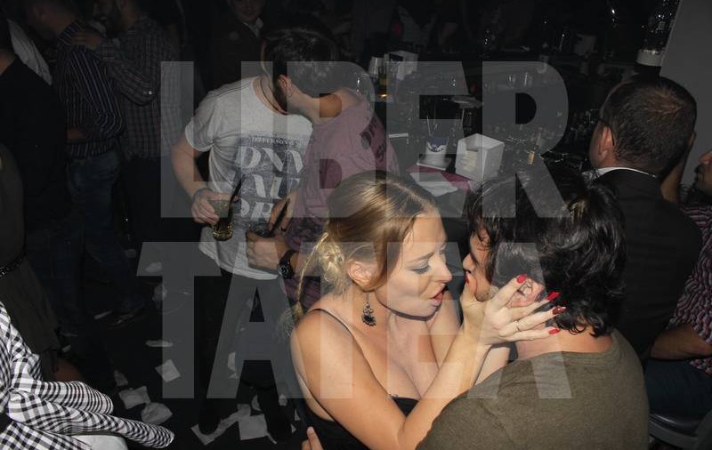 EXCLUSIV. SĂRUT PASIONAL şi MIŞCĂRI LASCIVE, în club. DELIA, în IPOSTAZE HOT