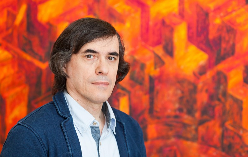 Mircea Cărtărescu, scriitor: „Ion Iliescu a fost un «comunist cu față umană», o formă mai perfidă a totalitarismului comunist. Fiindcă, în definitiv, nu există comuniști cu față umană, ci doar comuniști cu mască umană”
