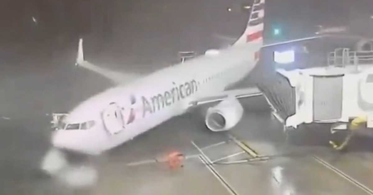 Un Boeing 737 a fost luat de vânt înainte de îmbarcarea pasagerilor FOTO Captură video