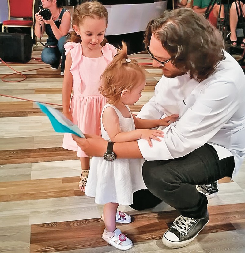 Chef Dumitrescu a fost vizitat pe platoul de filmare de fetițele lui, Ava și Mia