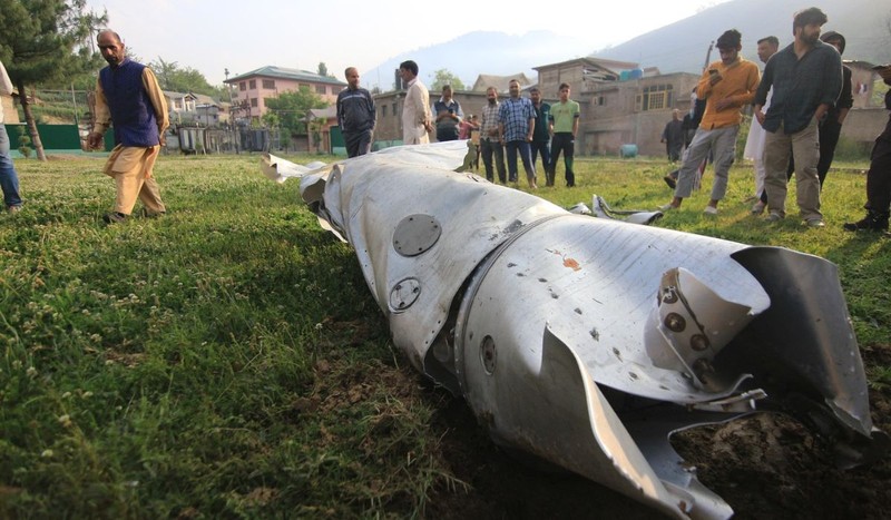 Rămășițeleavionului doborât în zona Wuyan din Pampore, după atacul Indiei asupra Pakistanului din 7 mai 2025, în Pampore, India. Foto: Profimedia Images
