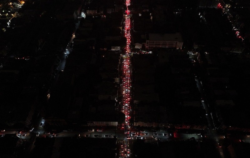 San Francisco cufundat în întuneric: 40.000 de case sunt încă fără curent electric. Taxiurile autonome au blocat traficul