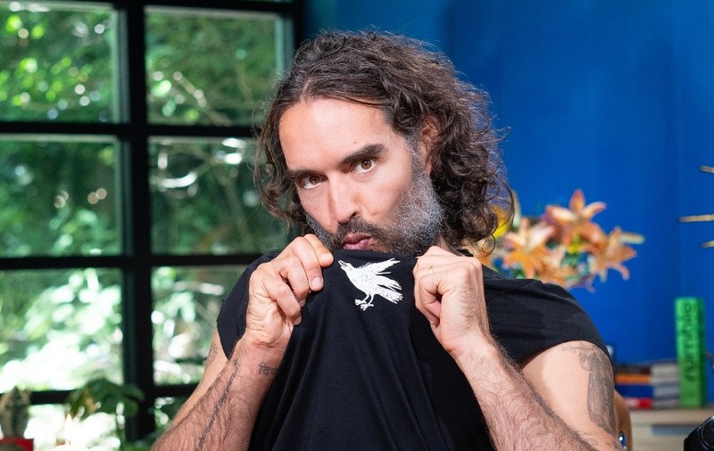 Russell Brand e acuzat de viol şi agresiune sexuală de patru femei. „Toate relațiile au fost consensuale”, susține vedeta britanică